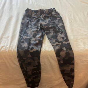 ATHLETA LIGHTENING CAMO 7/8 TIGHT MT 🔥Excellent condition 😊